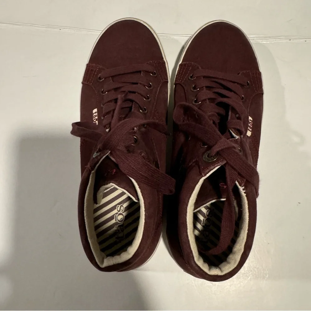 Taos Top Star Distressed Bordeaux Sneaker Size 7.5